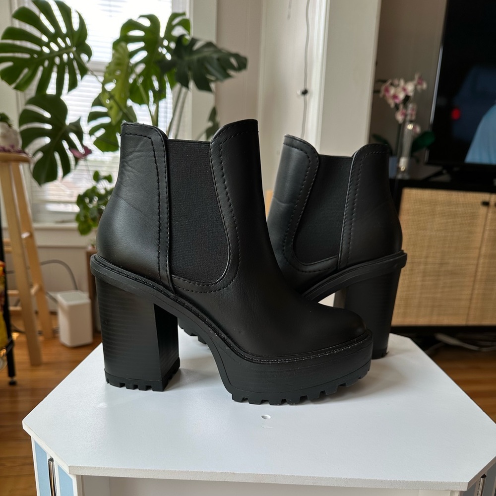 Black chunky boot